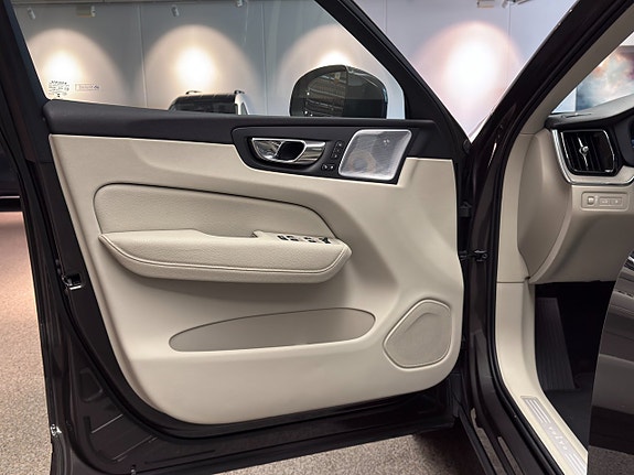 Volvo XC60 8 of 27