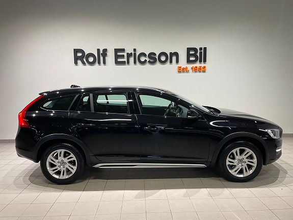Volvo V60 Cross Country 2 of 11