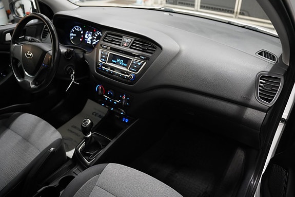 Hyundai i20 8 of 18