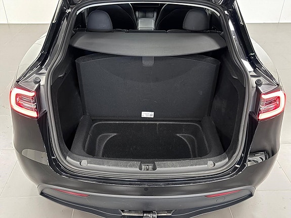 Tesla Model Y 10 of 16