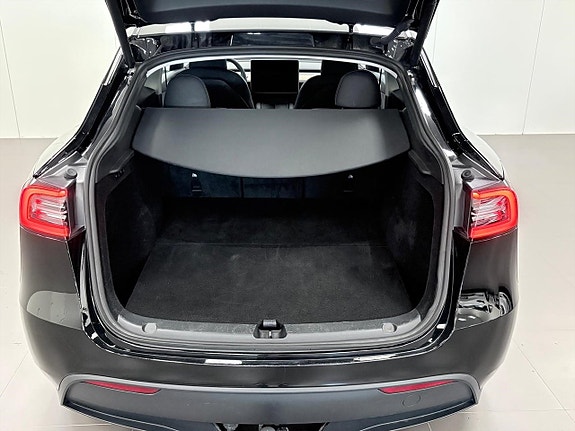 Tesla Model Y 9 of 16