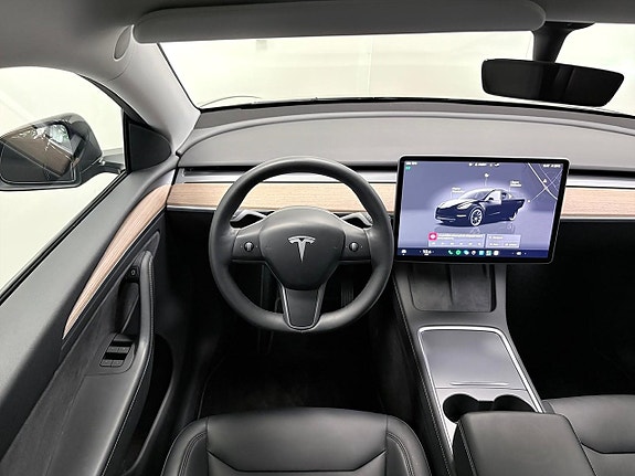 Tesla Model Y 14 of 16
