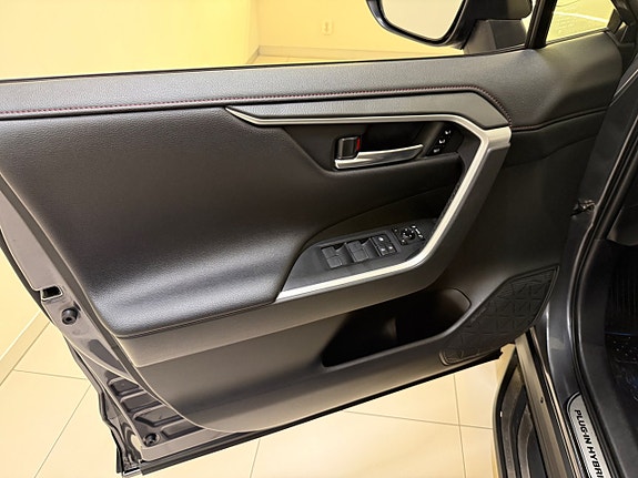 Toyota RAV4 12 of 23