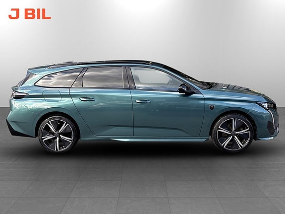 Peugeot 308 SW 13 of 16
