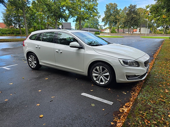 Volvo V60 2 of 12