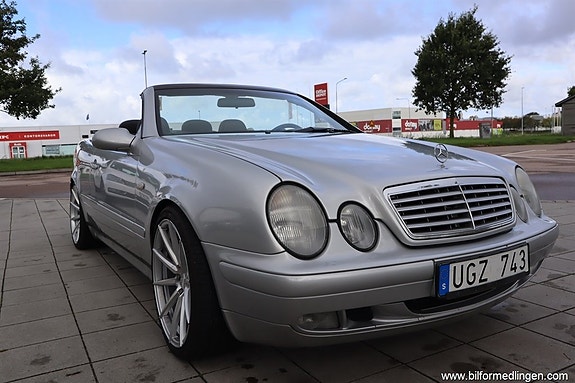 Mercedes-Benz CLK320 3 of 14