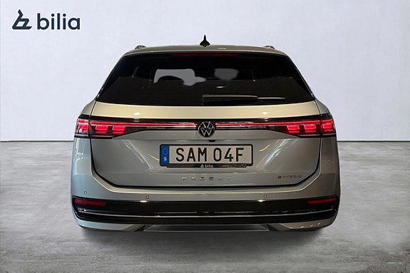 Volkswagen Passat 7 of 25
