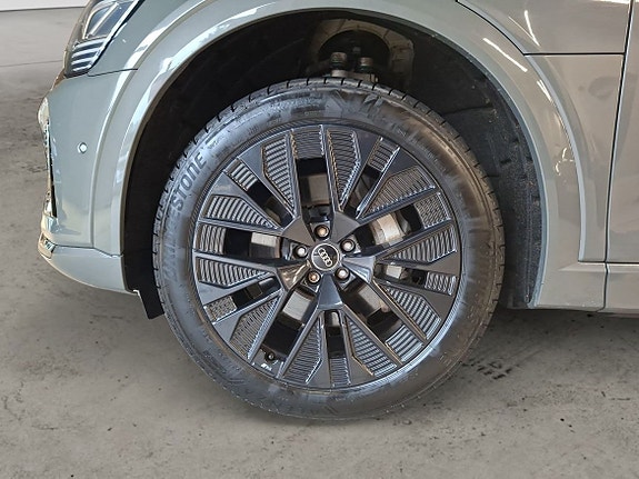 Audi Q8 6 of 12