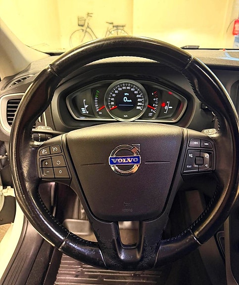 Volvo V40 12 of 16