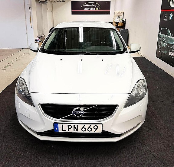 Volvo V40 3 of 16