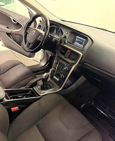 Volvo V40 14 of 16
