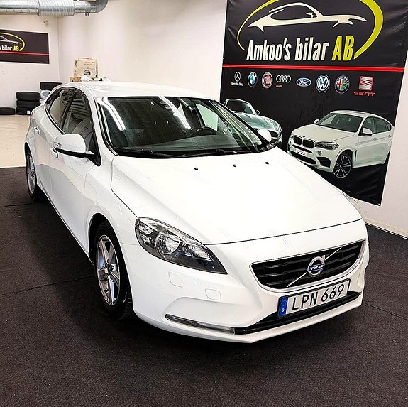 Volvo V40 2 of 16