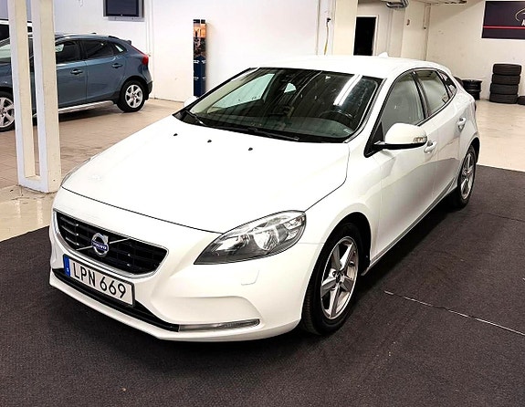 Volvo V40 4 of 16