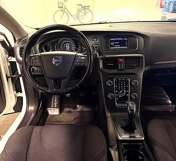 Volvo V40 11 of 16