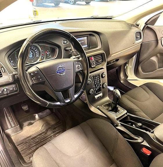 Volvo V40 10 of 16
