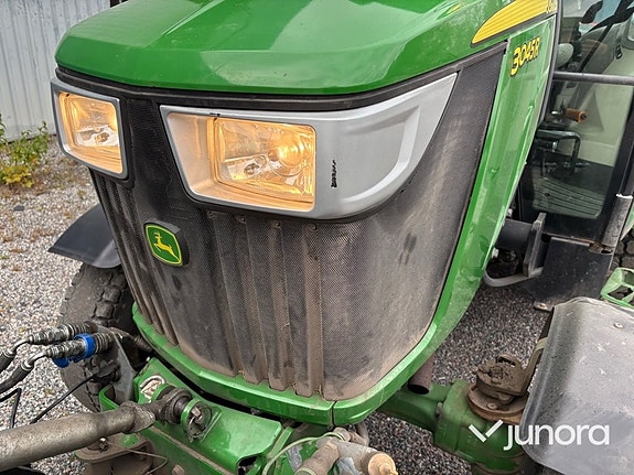 Traktor John Deere 3045R med vikplog och sandspridare 22 of 30