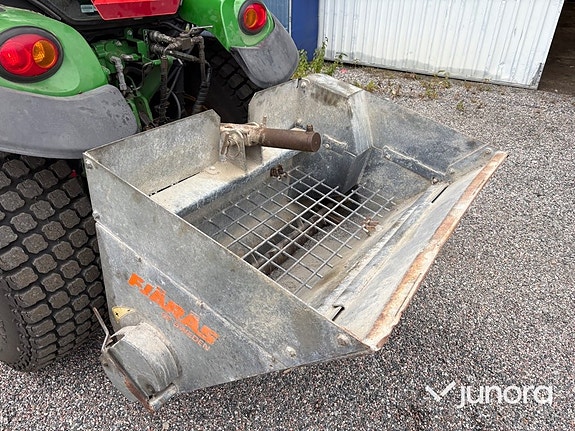 Traktor John Deere 3045R med vikplog och sandspridare 27 of 30