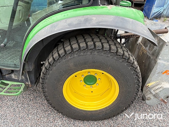 Traktor John Deere 3045R med vikplog och sandspridare 26 of 30