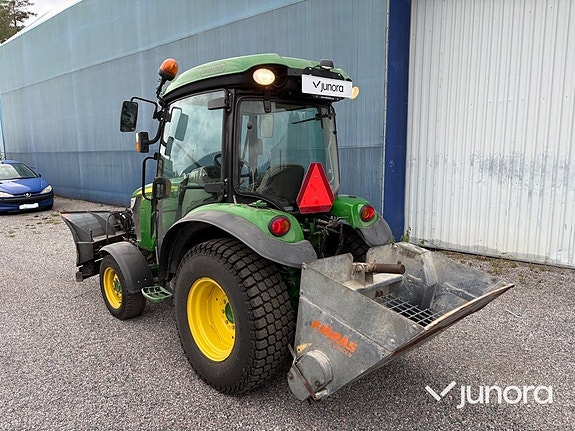 Traktor John Deere 3045R med vikplog och sandspridare 3 of 30