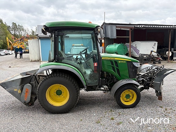 Traktor John Deere 3045R med vikplog och sandspridare 6 of 30