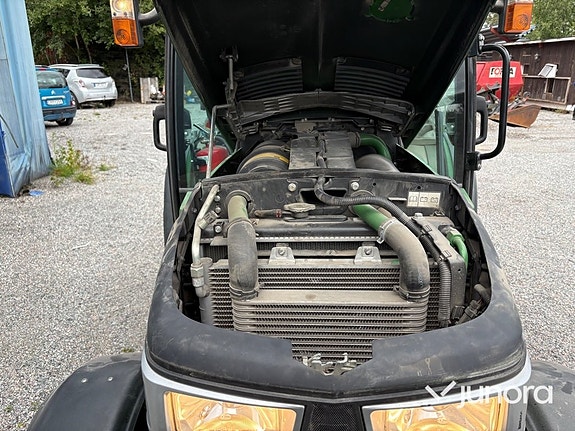 Traktor John Deere 3045R med vikplog och sandspridare 17 of 30