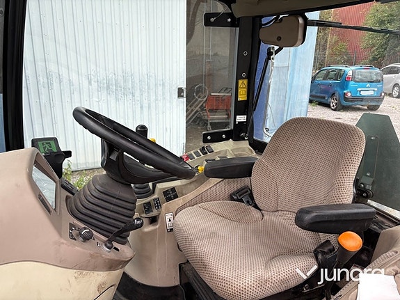 Traktor John Deere 3045R med vikplog och sandspridare 10 of 30