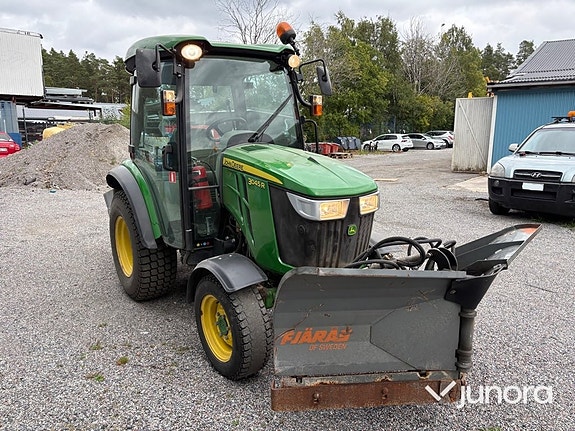 Traktor John Deere 3045R med vikplog och sandspridare 7 of 30