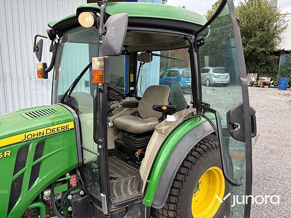 Traktor John Deere 3045R med vikplog och sandspridare 9 of 30