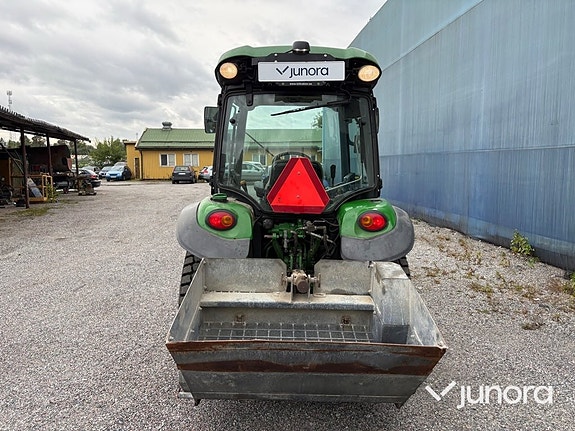 Traktor John Deere 3045R med vikplog och sandspridare 4 of 30