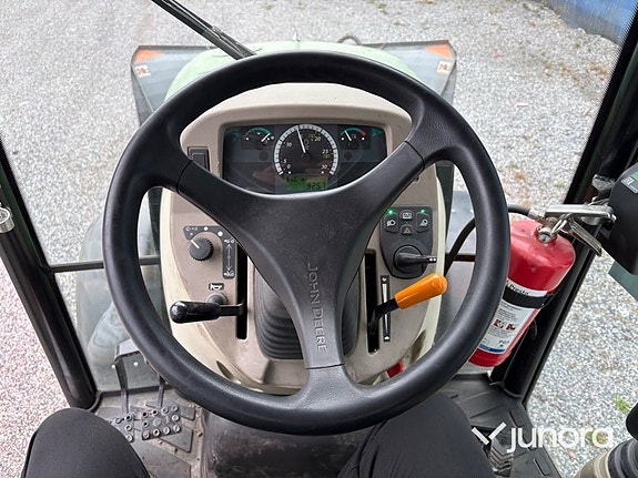 Traktor John Deere 3045R med vikplog och sandspridare 11 of 30