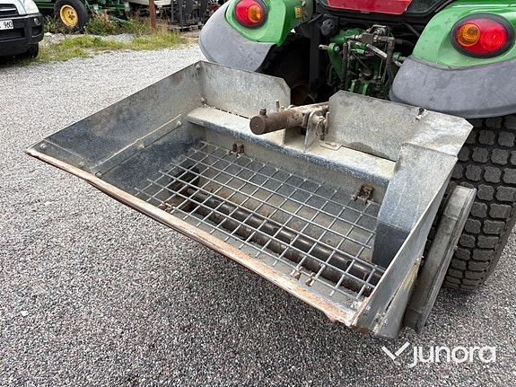 Traktor John Deere 3045R med vikplog och sandspridare 29 of 30