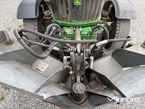 Traktor John Deere 3045R med vikplog och sandspridare 20 of 30
