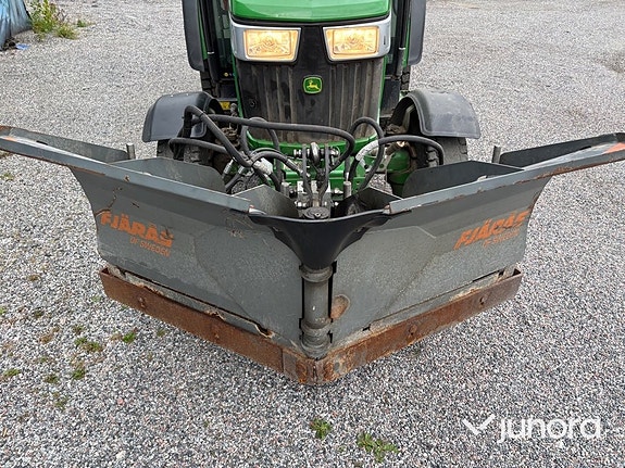 Traktor John Deere 3045R med vikplog och sandspridare 19 of 30