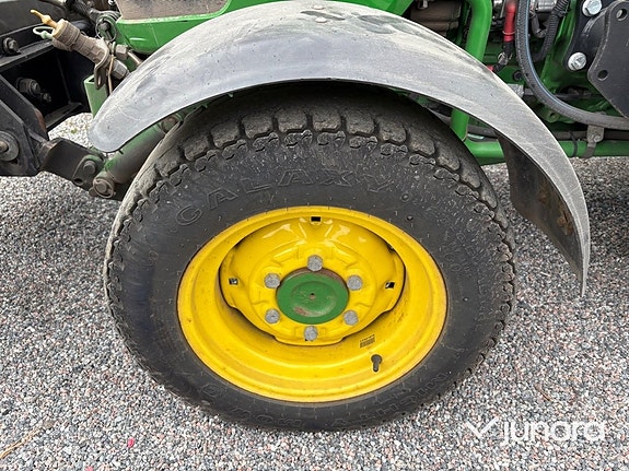 Traktor John Deere 3045R med vikplog och sandspridare 25 of 30