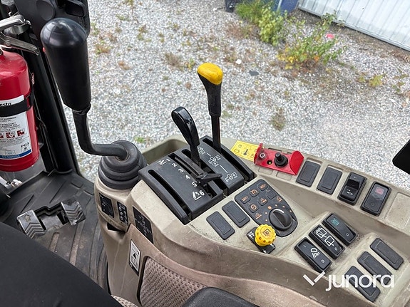 Traktor John Deere 3045R med vikplog och sandspridare 13 of 30