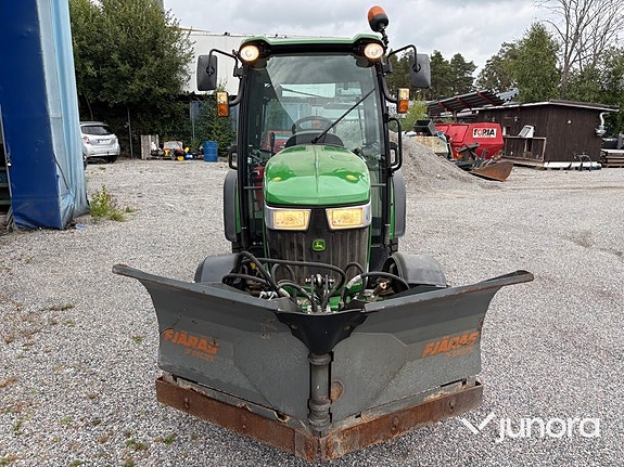 Traktor John Deere 3045R med vikplog och sandspridare 8 of 30