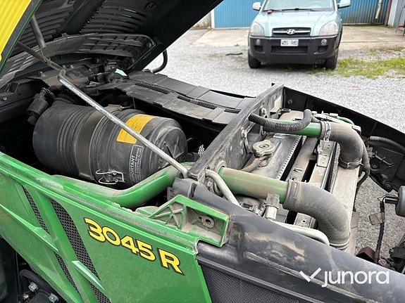 Traktor John Deere 3045R med vikplog och sandspridare 18 of 30