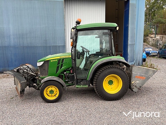 Traktor John Deere 3045R med vikplog och sandspridare 2 of 30