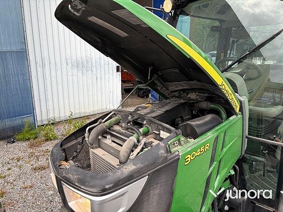Traktor John Deere 3045R med vikplog och sandspridare 16 of 30
