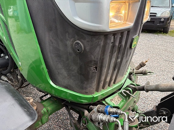 Traktor John Deere 3045R med vikplog och sandspridare 21 of 30