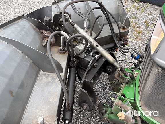 Traktor John Deere 3045R med vikplog och sandspridare 24 of 30