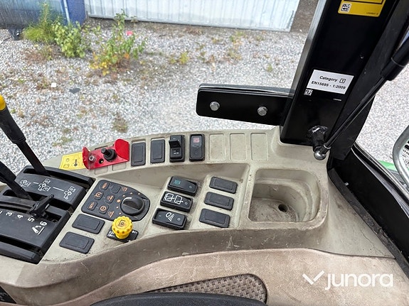 Traktor John Deere 3045R med vikplog och sandspridare 14 of 30