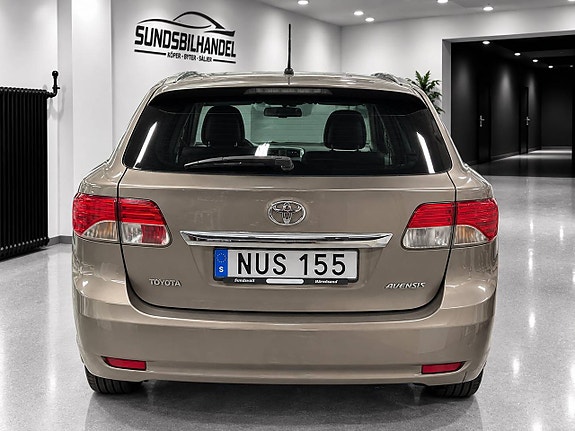 Toyota Avensis 4 of 6