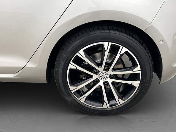 Volkswagen e-Golf VII 28 of 30