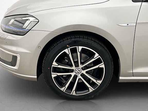 Volkswagen e-Golf VII 27 of 30
