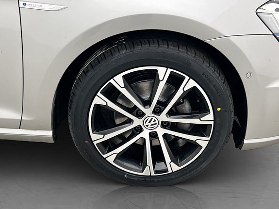 Volkswagen e-Golf VII 30 of 30