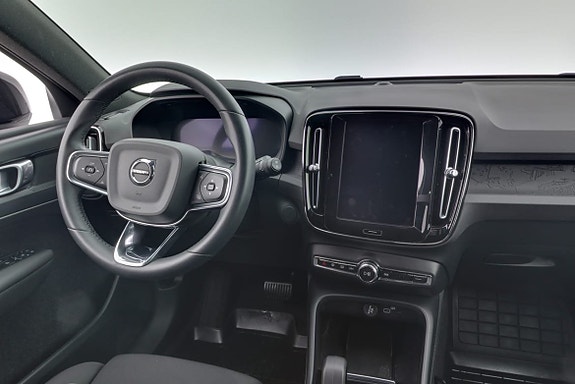 Volvo XC40 8 of 17