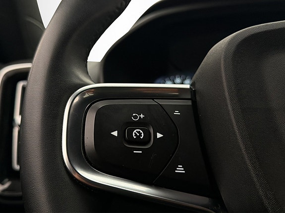 Volvo XC40 17 of 30