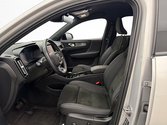 Volvo XC40 12 of 30