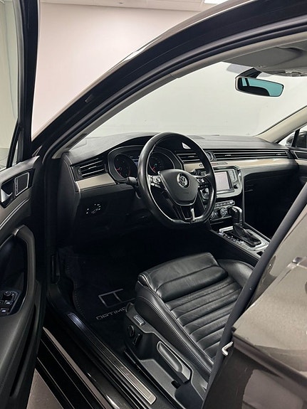 Volkswagen Passat 3 of 18